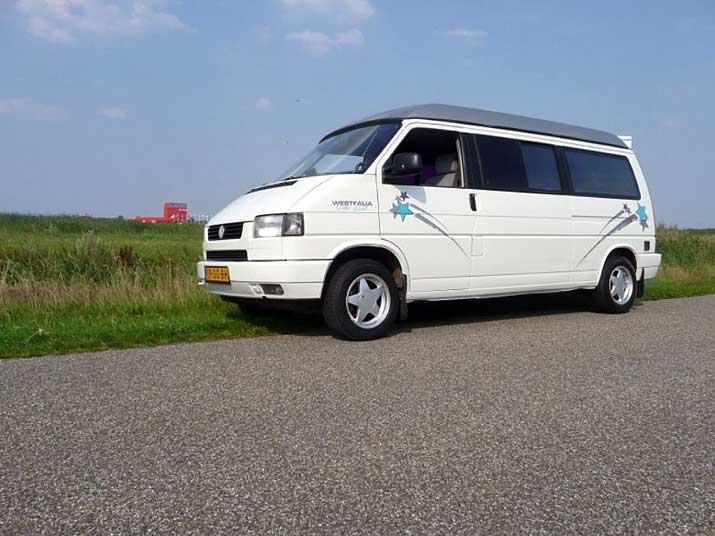 T2 Split, T2 Baywindow, T3 et T4. Sur cette image, quatre générations de Transporter aménagés par Westfalia.