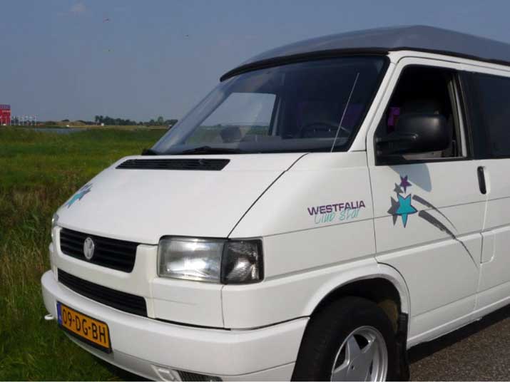 T2 Split, T2 Baywindow, T3 et T4. Sur cette image, quatre générations de Transporter aménagés par Westfalia.