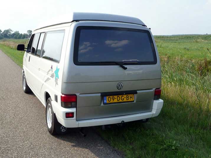 T2 Split, T2 Baywindow, T3 et T4. Sur cette image, quatre générations de Transporter aménagés par Westfalia.