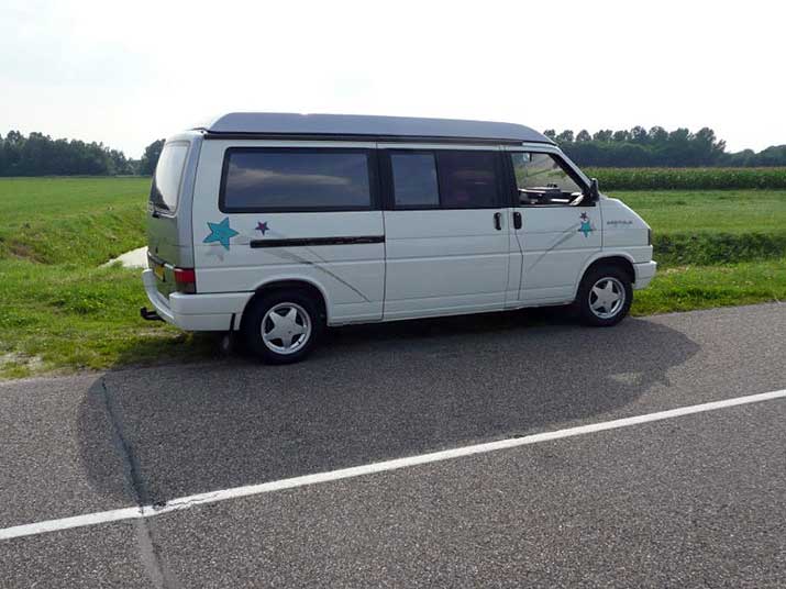 T2 Split, T2 Baywindow, T3 et T4. Sur cette image, quatre générations de Transporter aménagés par Westfalia.