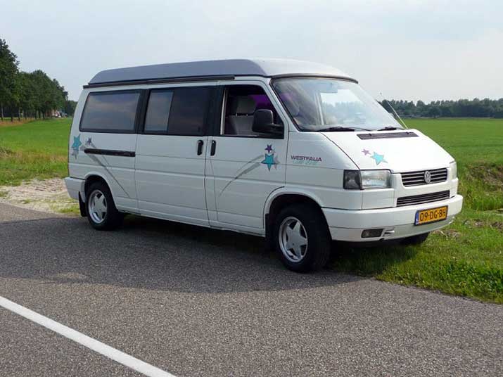 T2 Split, T2 Baywindow, T3 et T4. Sur cette image, quatre générations de Transporter aménagés par Westfalia.