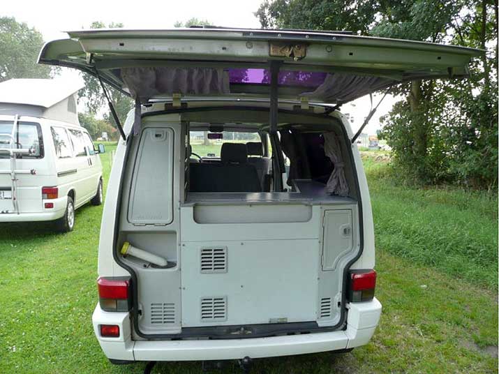 T2 Split, T2 Baywindow, T3 et T4. Sur cette image, quatre générations de Transporter aménagés par Westfalia.