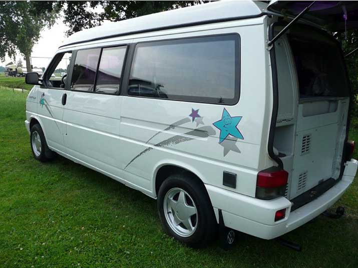 T2 Split, T2 Baywindow, T3 et T4. Sur cette image, quatre générations de Transporter aménagés par Westfalia.
