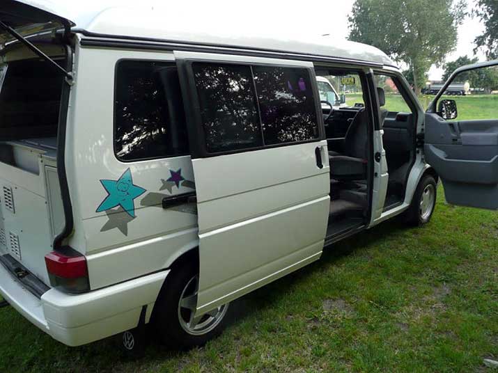 T2 Split, T2 Baywindow, T3 et T4. Sur cette image, quatre générations de Transporter aménagés par Westfalia.
