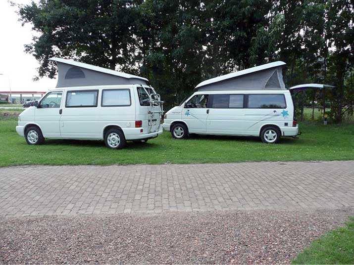 T2 Split, T2 Baywindow, T3 et T4. Sur cette image, quatre générations de Transporter aménagés par Westfalia.