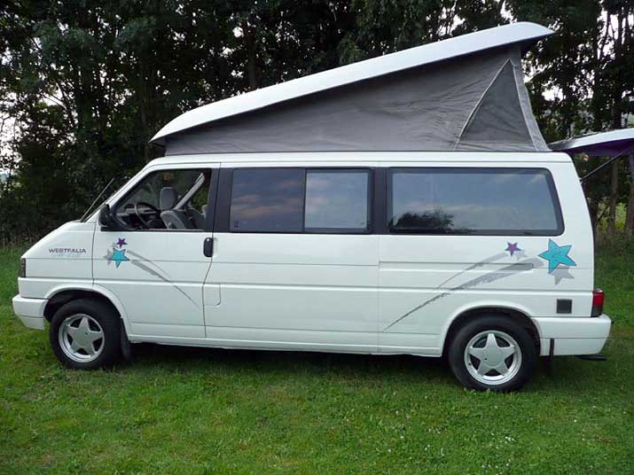 T2 Split, T2 Baywindow, T3 et T4. Sur cette image, quatre générations de Transporter aménagés par Westfalia.