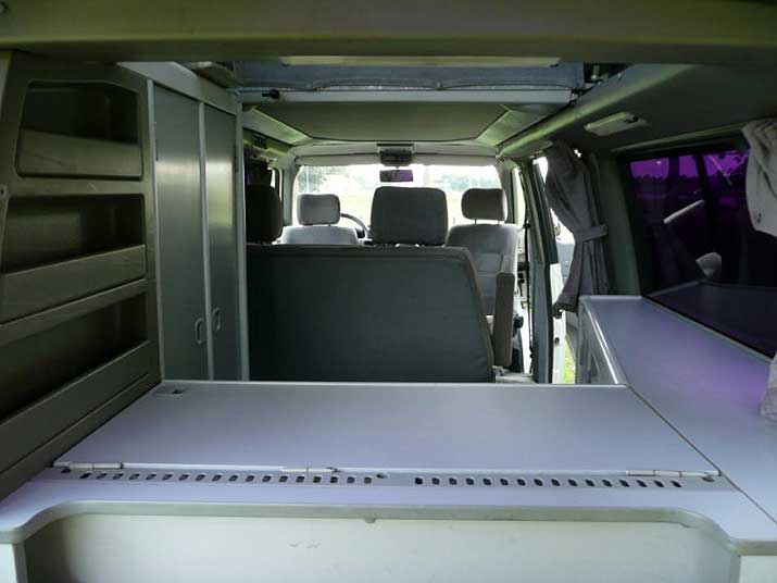 T2 Split, T2 Baywindow, T3 et T4. Sur cette image, quatre générations de Transporter aménagés par Westfalia.