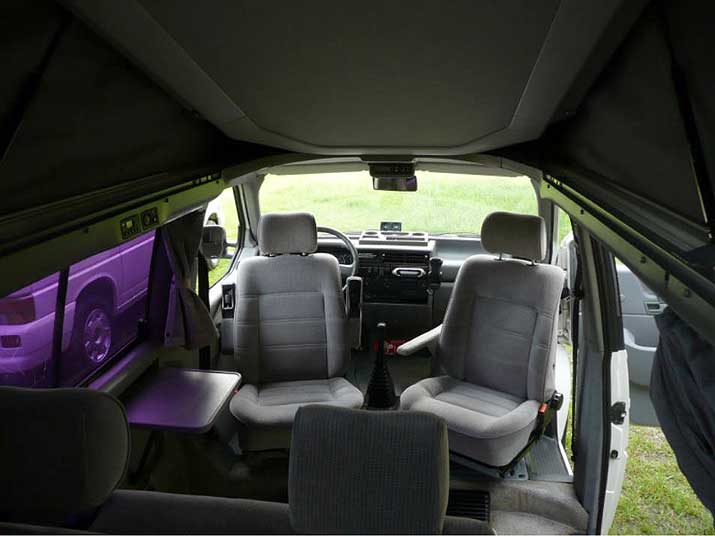 T2 Split, T2 Baywindow, T3 et T4. Sur cette image, quatre générations de Transporter aménagés par Westfalia.