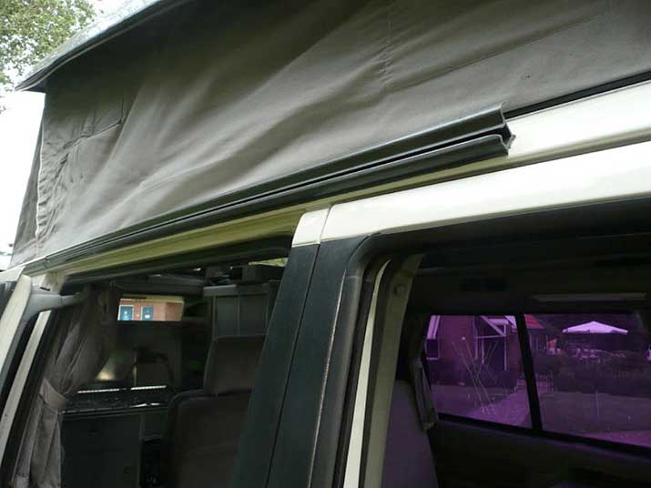 T2 Split, T2 Baywindow, T3 et T4. Sur cette image, quatre générations de Transporter aménagés par Westfalia.