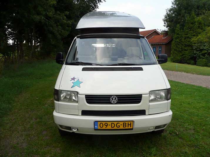 T2 Split, T2 Baywindow, T3 et T4. Sur cette image, quatre générations de Transporter aménagés par Westfalia.