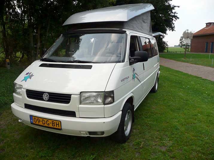 T2 Split, T2 Baywindow, T3 et T4. Sur cette image, quatre générations de Transporter aménagés par Westfalia.