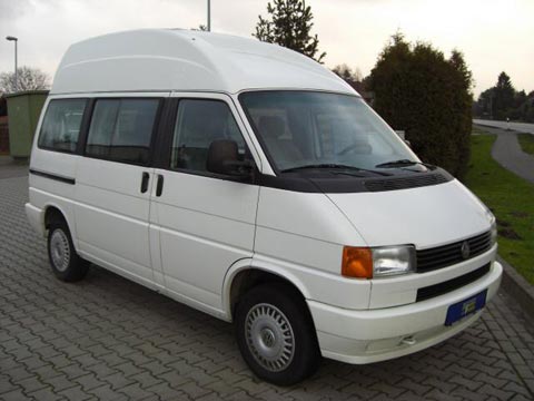 T1 Split, T2 Baywindow, T3 et T4. Sur cette image, quatre générations de Transporter aménagés par Westfalia.