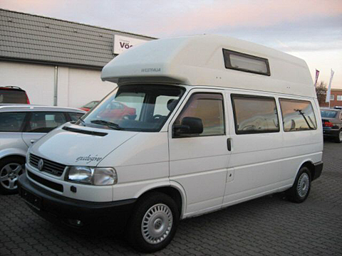 T1 Split, T2 Baywindow, T3 et T4. Sur cette image, quatre générations de Transporter aménagés par Westfalia.