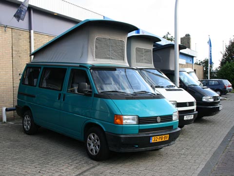 T2 Split, T2 Baywindow, T3 et T4. Sur cette image, quatre générations de Transporter aménagés par Westfalia.