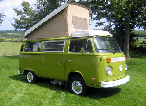 T1 Split, T2 Baywindow, T3 et T4. Sur cette image, quatre générations de Transporter aménagés par Westfalia.