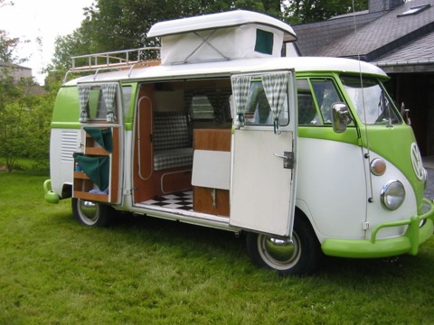 T1 Split, T2 Baywindow, T3 et T4. Sur cette image, quatre générations de Transporter aménagés par Westfalia.