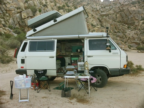 T1 Split, T2 Baywindow, T3 et T4. Sur cette image, quatre générations de Transporter aménagés par Westfalia.