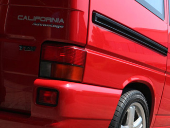 T2 Split, T2 Baywindow, T3 et T4. Sur cette image, quatre générations de Transporter aménagés par Westfalia.