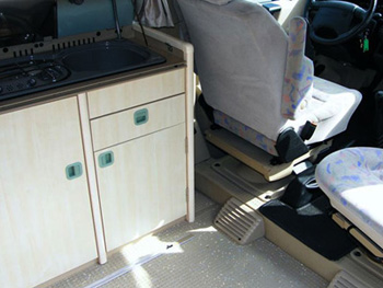 T2 Split, T2 Baywindow, T3 et T4. Sur cette image, quatre générations de Transporter aménagés par Westfalia.
