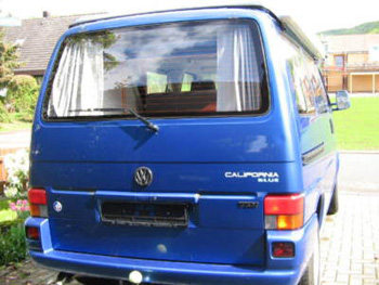 T2 Split, T2 Baywindow, T3 et T4. Sur cette image, quatre générations de Transporter aménagés par Westfalia.