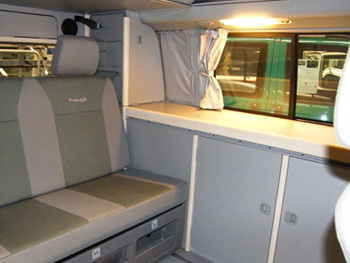 T2 Split, T2 Baywindow, T3 et T4. Sur cette image, quatre générations de Transporter aménagés par Westfalia.