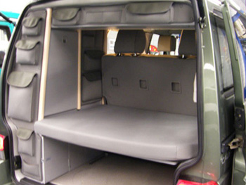 T2 Split, T2 Baywindow, T3 et T4. Sur cette image, quatre générations de Transporter aménagés par Westfalia.