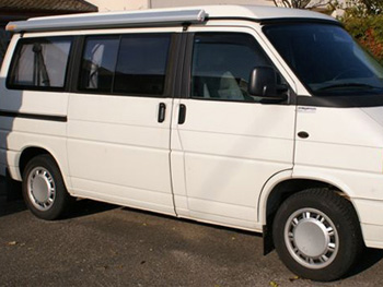 T2 Split, T2 Baywindow, T3 et T4. Sur cette image, quatre générations de Transporter aménagés par Westfalia.