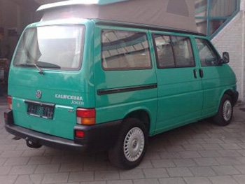 T2 Split, T2 Baywindow, T3 et T4. Sur cette image, quatre générations de Transporter aménagés par Westfalia.